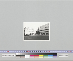 昭和50年頃近代文庫（左）・図書館（右）