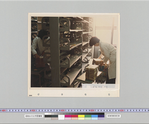 書庫にいる図書館員　昭和55年10月　2