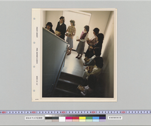 学生による資料運び出し3