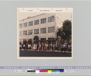 近代文庫と資料を運ぶ学生たち