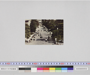 構内を歩いている制服を着た学生たち（絵はがき）